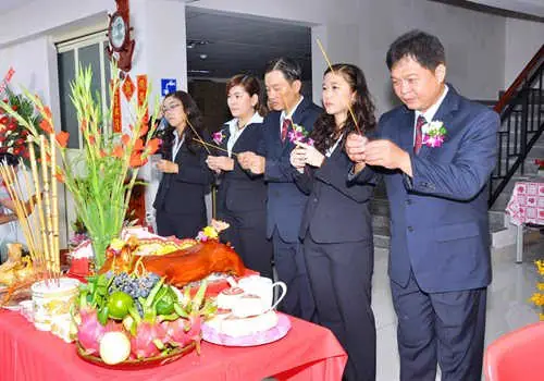Cách Thờ Cúng Đúng Cách Tại Nơi Làm Việc Để Cầu Tài Lộc & Bình An Cách Thờ Cúng Đúng Cách Tại Nơi Làm Việc Để Cầu Tài Lộc & Bình An