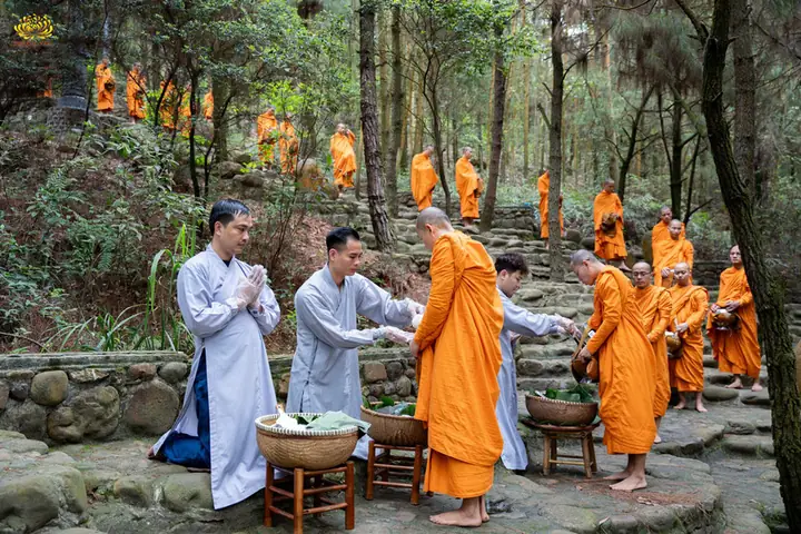 Pháp Cúng Dường Tối Thượng: Hiểu Rõ Trung Pháp Và Cách Thực Hành Tối Ưu