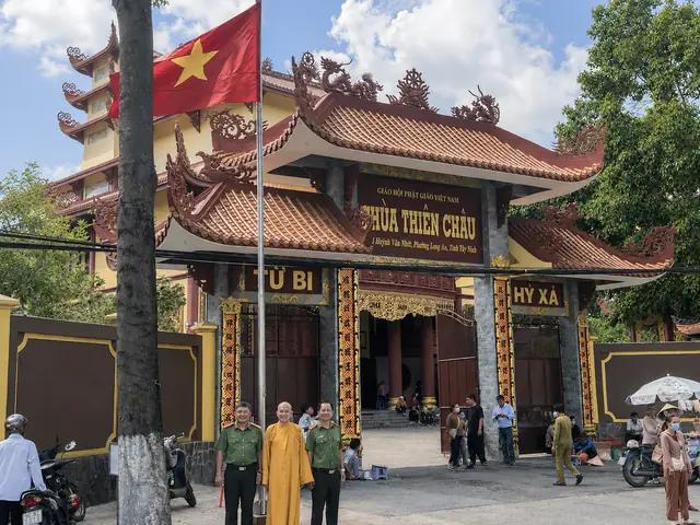 Có Nên Tặng Hương Cúng Không? Giải Đáp Vật Phẩm Tâm Linh Trong Phong Thủy