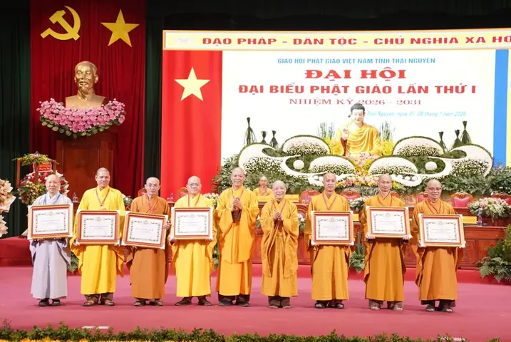 Công Đức Từ Việc Cúng Dầu Thắp Đèn Phật: Ý Nghĩa Và Lợi Ích Công Đức Từ Việc Cúng Dầu Thắp Đèn Phật: Ý Nghĩa Và Lợi Ích
