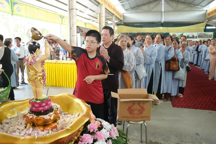 Công Đức Từ Việc Cúng Dầu Thắp Đèn Phật: Ý Nghĩa Và Lợi Ích Công Đức Từ Việc Cúng Dầu Thắp Đèn Phật: Ý Nghĩa Và Lợi Ích