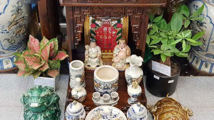 Cúng Bàn Thờ Thần Tài: Nên Thờ Ngoài Hay Trong Nhà Trước? Hướng Dẫn Chi Tiết