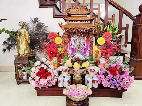 Cúng Bàn Thờ Thần Tài: Nên Thờ Ngoài Hay Trong Nhà Trước? Hướng Dẫn Chi Tiết