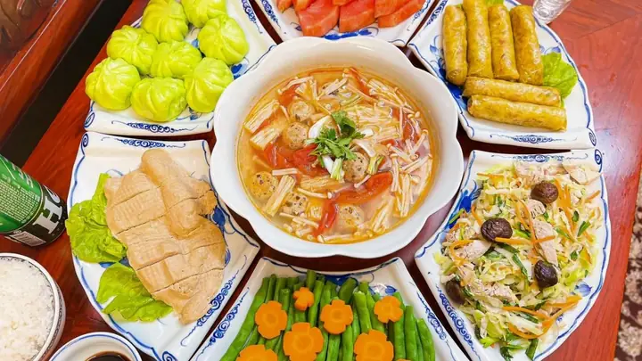 Cúng Chay Hay Mặn: Nên Chọn Cách Nào Cho Gia Tiên, Đất Đai?
