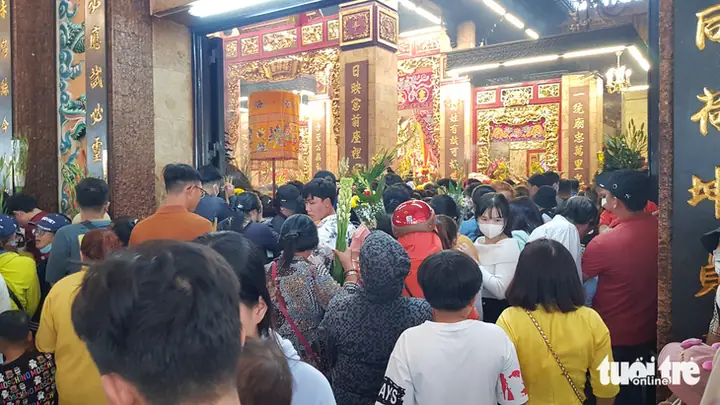 Văn Khấn Bà Chúa Xứ Châu Đốc: Hướng Dẫn Chi Tiết Lễ Vật, Nghi Thức & Cầu Tài Lộc