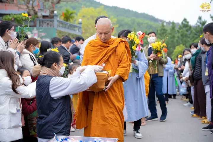 Cúng Dường Vàng Chư Phật: Ý Nghĩa, Cách Thực Hiện & Lợi Ích Phước Báu Cúng Dường Vàng Chư Phật: Ý Nghĩa, Cách Thực Hiện & Lợi Ích Phước Báu