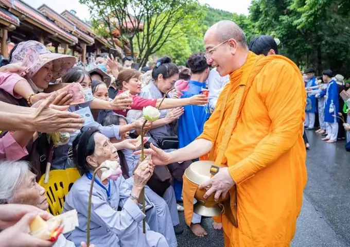 Cúng Dường Ở Chùa: Ý Nghĩa, Cách Thức Và Những Điều Cần Biết Để Tâm Thành Phước Lớn