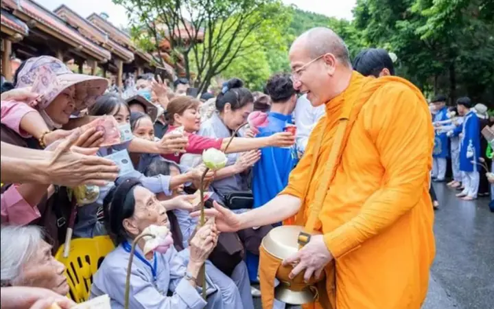 Cúng Dường Ở Chùa: Ý Nghĩa, Cách Thức Và Những Điều Cần Biết Để Tâm Thành Phước Lớn