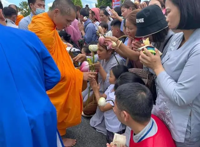 Cúng Dường Ở Chùa: Ý Nghĩa, Cách Thức Và Những Điều Cần Biết Để Tâm Thành Phước Lớn