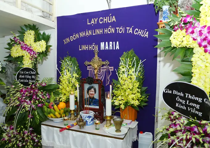 Cúng Hoa Gì Khi Mẹ Mất: Chọn Hoa Ý Nghĩa Và Tránh Sai Lầm Cúng Hoa Gì Khi Mẹ Mất: Chọn Hoa Ý Nghĩa Và Tránh Sai Lầm