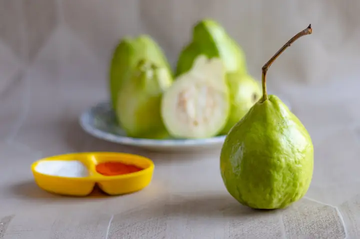 Cúng Ổi Có Nên Không? Giải Đáp Thắc Mắc Về Việc Sử Dụng Ổi Trên Bàn Thờ