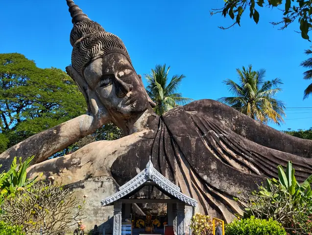 Cúng Phật Ở Lào: Nghi Lễ Khất Thực Và Lễ Xaybath Đặc Sắc