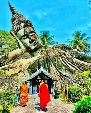 Cúng Phật Ở Lào: Nghi Lễ Khất Thực Và Lễ Xaybath Đặc Sắc