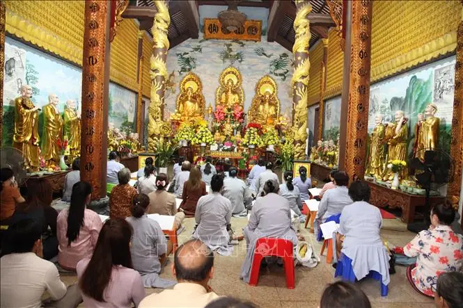 Cúng Phật Ở Lào: Nghi Lễ Khất Thực Và Lễ Xaybath Đặc Sắc