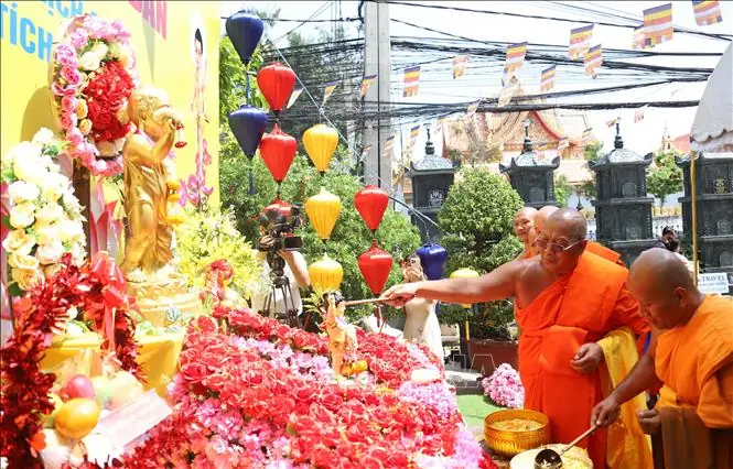 Cúng Phật Ở Lào: Nghi Lễ Khất Thực Và Lễ Xaybath Đặc Sắc