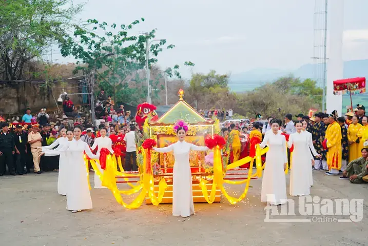 Hình Ảnh Cụ Bà Cầm Nhang Cúng Chùa: Biểu Tượng Văn Hóa Và Tâm Linh Việt Hình Ảnh Cụ Bà Cầm Nhang Cúng Chùa: Biểu Tượng Văn Hóa Và Tâm Linh Việt