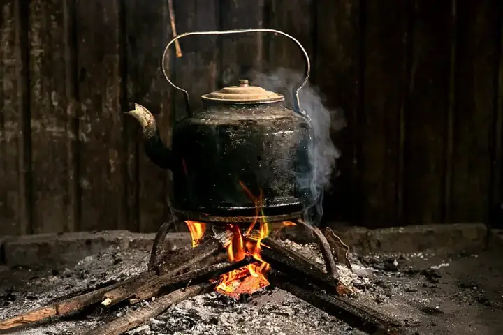 Hình Ảnh Ngọn Lửa Trong Mái Nhà Ấm Cúng: Biểu Tượng Gắn Kết Và Truyền Thống Gia Đình Hình Ảnh Ngọn Lửa Trong Mái Nhà Ấm Cúng: Biểu Tượng Gắn Kết Và Truyền Thống Gia Đình