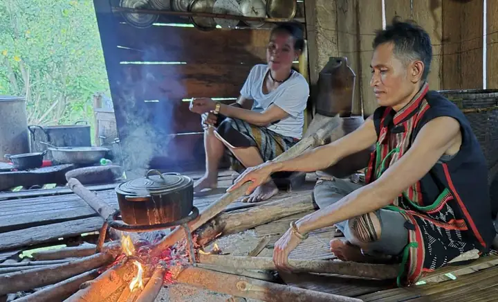 Hình Ảnh Ngọn Lửa Trong Mái Nhà Ấm Cúng: Biểu Tượng Gắn Kết Và Truyền Thống Gia Đình Hình Ảnh Ngọn Lửa Trong Mái Nhà Ấm Cúng: Biểu Tượng Gắn Kết Và Truyền Thống Gia Đình