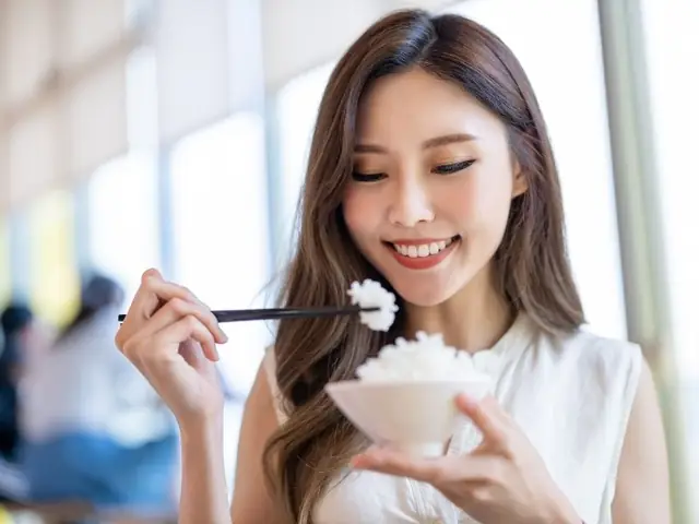 Giải Mã Giấc Mơ Thấy Ăn Cơm Cúng: Ý Nghĩa, Điềm Báo Và Lời Khuyên